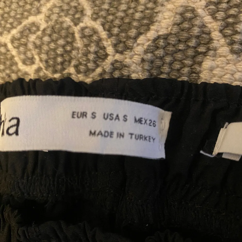 Parachute pants från bershka. Storlek s. Har så man kan anpassa storlek nere vid fötterna och runt midjan. Är som nya.. Jeans & Byxor.