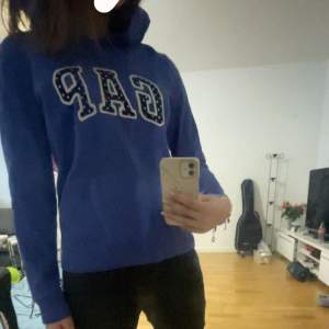 Blå Gap hoodie, köpte från plick men använde den aldrig så säljer den nu!❤️ Pris kan alltid diskuteras.