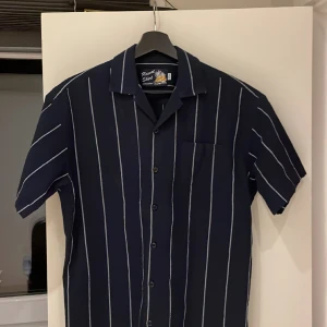 Sommar skjorta  - Hej  Säljer min kortärmade skjorta som knappt använts, ordinarie pris 499kr