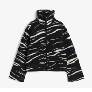 Hm teddy fleece  - Säljer då den inte kommer till användning längre. Mycket bra skick inga defekter, skriv för fler bilder💗 nypris 229