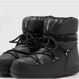 Moon boots low  - Säljer mina låga Moon Boots. Fint skick och endast använda några gånger. Inköpspris 2000💗 storlek 42 men passar mig med storlek 40-41💕