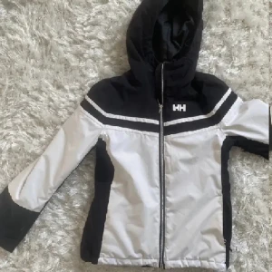 Skidjacka Helly Hansen - Säljer denna skidjacka ifrån Helly hansen i nyskick, storlek xs/s. Nypris 3499kr, håller väldigt bra värme 