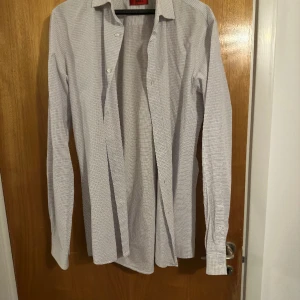 Hugo Boss skjorta  - Skjortan är i mycket bra sick  Använd lite 