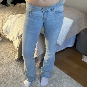 Super snygga jeans från Nelly❣️ midjemått: 36 innerbenslängd:76