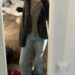 Så fin kofta/jacka från Saint Tropez - Jättefin typ stickad jacka i jättebra skick från Saint Tropez. Perfekt till våren!!