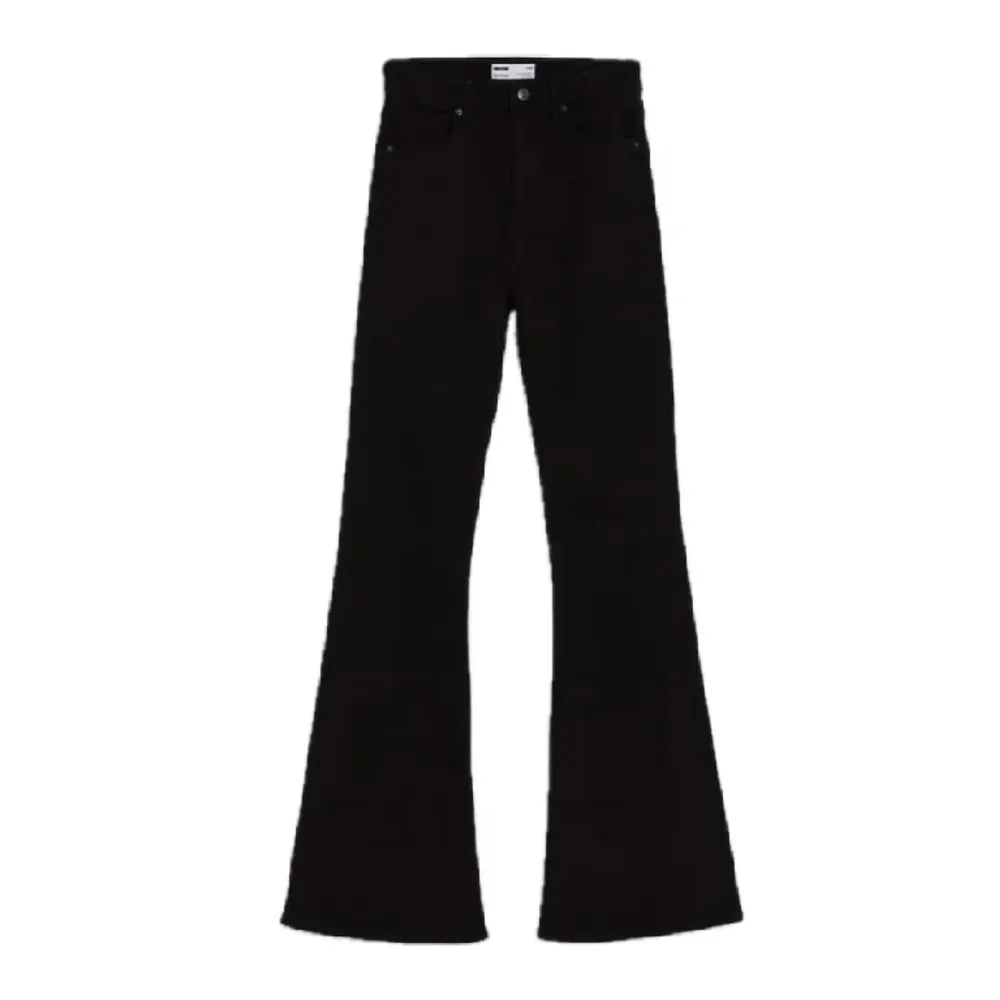 Nya svarta jeans köpta för 380kr. Storlek 38/S 💖 Mått: 37x107 cm💖. Jeans & Byxor.