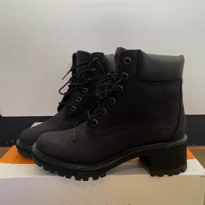 Timberland Kinsley waterproof boots - Timberlands använda enbart ett fåtal gånger då jag snabbt upptäckte att jag köpt fel storlek! 6’ inch heel som är varma och sköna nu till vår och vinter (och vattentäta vid slask). Originalpris är 1699kr
