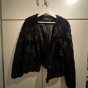 Pälsjacka  - Pälsjacka från Vero Moda i superfint skick ✨