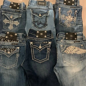 MISS ME - ‼️LAGT UT JEANSEN NU‼️ Har flertal miss me jeans + ett par shorts som ska säljas på min plick🫶(är ej helt säker på att alla på bilden ska säljas, kollar även intresse nu). Bootcut och straight passform, alla storlek W28💕kommer upp senare till veckan❤️