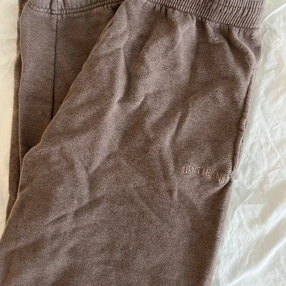 Mjukisbyxor från Urban Outfitters märke BDG. Storlek S men skulle säga det att de är M då de sitter ganska oversized o löst. Använda men inget fel på de! Super mjuka och bekväma🫶. Jeans & Byxor.