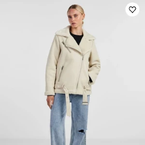 Imitationsläder jacka - Imitationsläder pälsjacka från Pieces 💗 köpt ny för 1099:- från Pieces hemsida. Använd ungefär 5 gånger så i mycket bra skick. Skulle säga att den är liten i storleken och passar mig som vanligtvis har M. Kontakta mig för fler bilder 