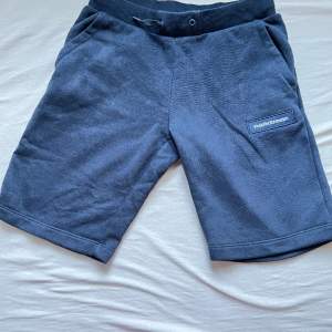 Ett par mörk blåa Peakperformance shorts.