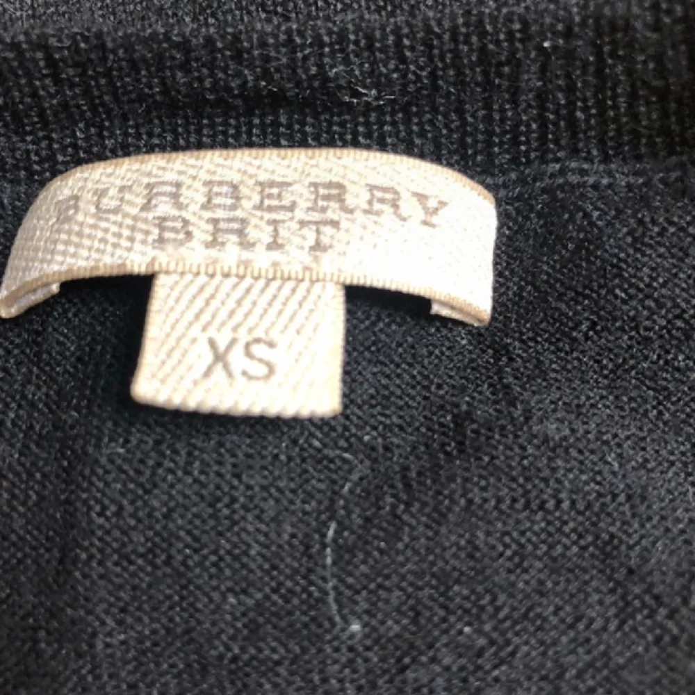 Jätte fin långärmad burberry tröja som är rätt bra skick❤️ säljer för den används inte vara . Hoodies.