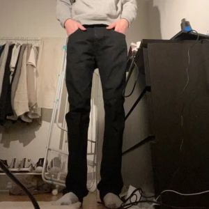 Levis 501 - Säljer dessa feta Levis 501 i svart färg. Rak passform och passar till allt! Storlek 32/34, passar bra på mig som är 189 lång. Jättebra skick och inga tecken på användning. Nypris 1199, mitt pris 499! Hör av er vid frågor eller funderingar