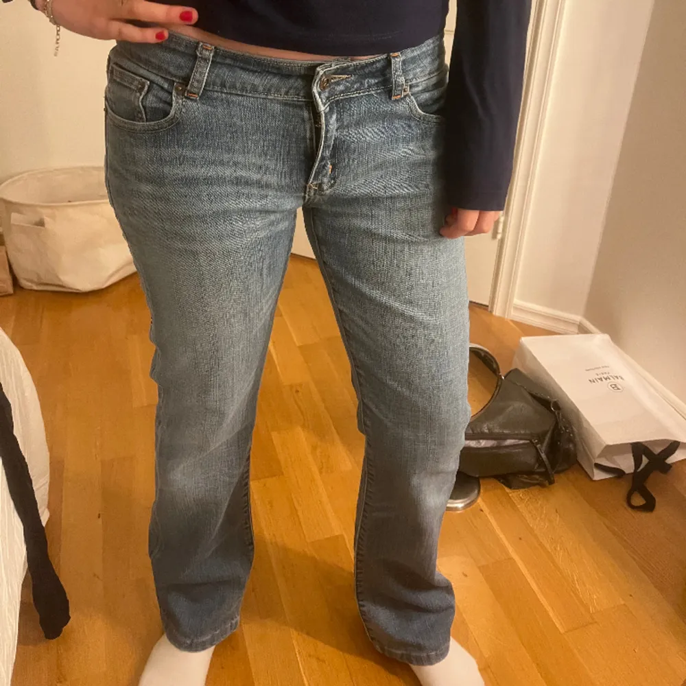 Jättefina lågmidjade bootcut jeans som tyvärr inte passade mig (inte jag på bilderna). Midjemått 39cm rakt över och 76cm i innerbenslängd 💞. Jeans & Byxor.