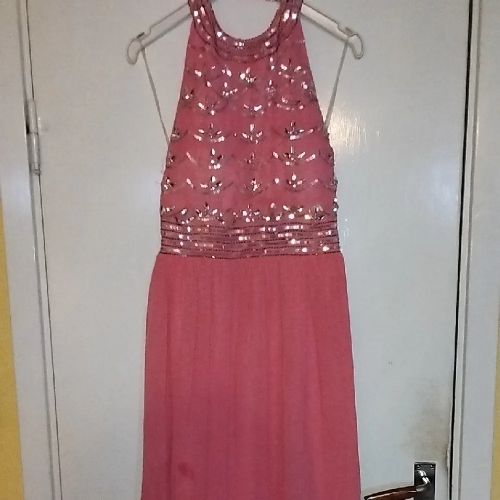 Long pink prom dress which has been worn once. It's located in sweden and shipping fee will have to be payed for by the buyer, Price can also be discussed . Klänningar.