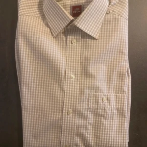 Superfin Eton rutig skjorta - Säljer denna superfina skjorta som är i toppkvalitet! Funkar super som tunn jacka på våren/sommaren eller som tröja. Hör av er för mer mått och info💗