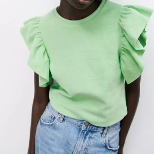 Sommar topp - Säljer en volangtopp ifrån zara  💗 köpt för några år sedan, fortfarande bra skick 