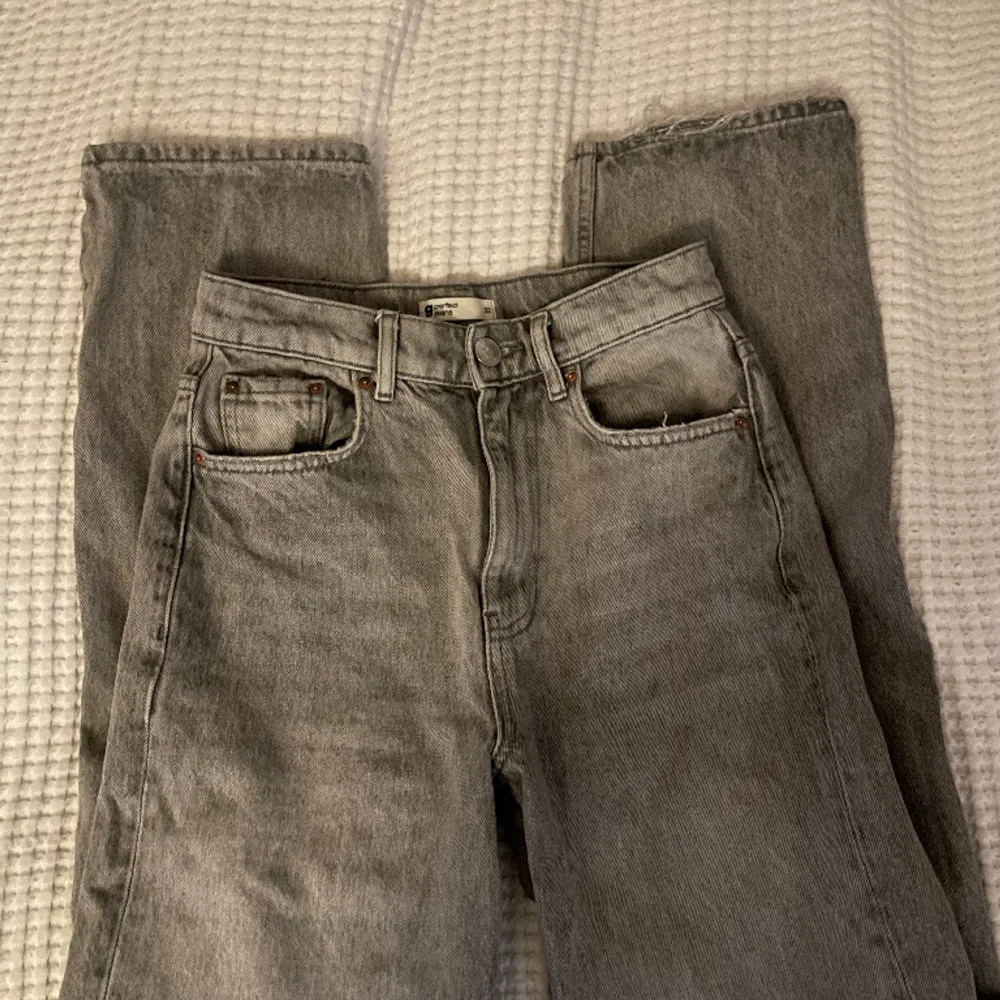 Säljer ett par gråa jeans från Gina Tricot. De är använda men i fortfarande bra skick. Slitningar längst ner på benen samt ena fickan men de var så även när jag köpte de i butik. De är Högmidjade och långa benen. Skriv vid frågor eller bilder💕. Jeans & Byxor.