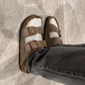 Birkenstock tofflor  - Birkenstock tofflor i storlek 42 men de sitter som 43 och det är därför jag säljer dem.  Skick 7.5/10 endast använda lite i somras 
