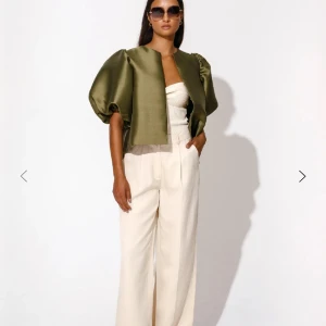 SÖKER!! - Söker denna by malina blus i oliv grön, gärna i storlek S-M. Kan betala bra. Hör gärna av er om ni har en🙏🏼