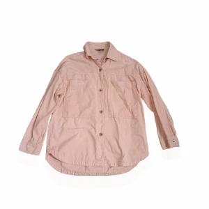 Rosa jeansjacka - Jättefin ljusrosa jeansjacka. Använd några gånger men fortfarande i väldigt bra skick.😀❤️