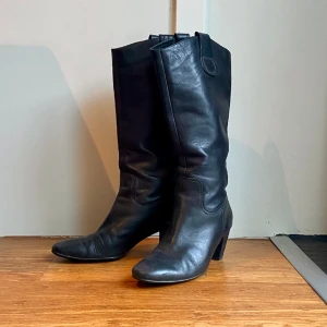 Svarta stövlar från Ecco - Stövlar i skinn. Köpta på sellpy för 800kr och använda en gång, märkte då att de tyvärr blev förstora. Klack ca 6cm.