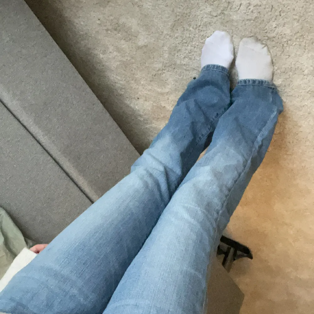 Lågmidjade lee jeans med ass snygg tvätt som tyvärr är för stora på mig 💕Stl s/m  💕TRYCK PÅ KÖP NU!💕. Jeans & Byxor.