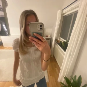 Blus - Säljer denna vita kortärmade blus som är köpt second hand. Tecken på användning finns men väldigt fin överlag❣️