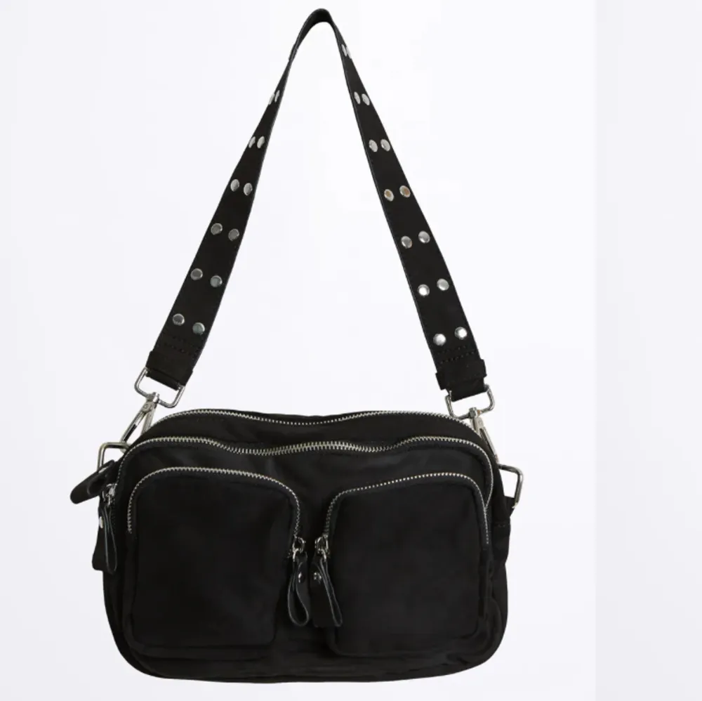 Säljer denna fina ”Connie bag” från Gina Tricot!🩷Använt några gånger men fortfarande i bra skick, rymmer mycket! 100kr + frakt.. Väskor.