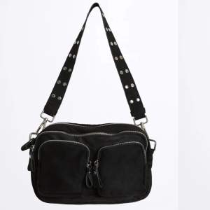 Säljer denna fina ”Connie bag” från Gina Tricot!🩷Använt några gånger men fortfarande i bra skick, rymmer mycket! 100kr + frakt.