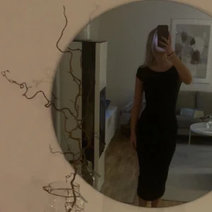 Klänning med öppen rygg - Säljer en svart lång klänning med öppen rygg🤍använd 2-3 gånger så i väldigt bra skick🤍jag är 170 och den går till smalbenen på mig