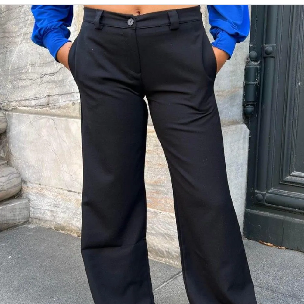 Säljer dessa low waist kostymbyxor som är svart randiga. Alltså inte dem på första bilden men det är samma modell. Tror inte att dessa säljs längre. Använda några gånger, men väldigt bra skick. Storlek S! Tryck gärna på köp nu💗😊. Jeans & Byxor.