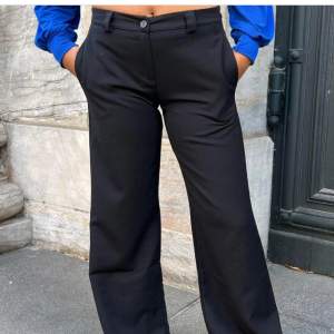 Säljer dessa low waist kostymbyxor som är svart randiga. Alltså inte dem på första bilden men det är samma modell. Tror inte att dessa säljs längre. Använda några gånger, men väldigt bra skick. Storlek S! Tryck gärna på köp nu💗😊