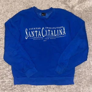 Sweat shirt - Säljer denna mörkblå sweat shirt från Gina tricot! 