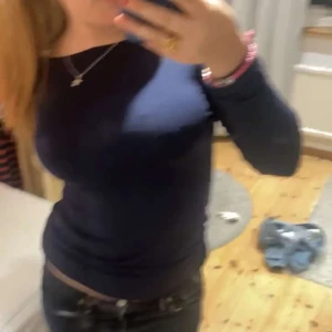 Intimissimi tröja  - Säljer denna mörkblåintimissimi tröja då den ej kommer till användning. Den är i bra skick, inga skador. Den är i storlek S, men hon på bilden är normalt M. En som normalt har S sitter den lite lösare. Hör av er om ni vill ha fler bilder 