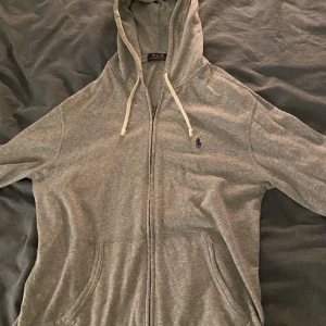 Ralph lauren polo zip up - Säljer en zip up från Ralph Lauren. Väldigt bra skicka, samt ett väldigt trendigt plagg. Skriv för fler frågor o bilder!