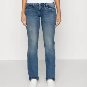 LTB jeans Valerie då de inte används. Jeansen är helt slutsålda överallt och orginalpriset ligger runt 800kr💕 Knappt använda, så gott som nyskick!🙌🏽 Fri frakt, priset kan diskuteras💕(St. W28 L30 men passar även W27)