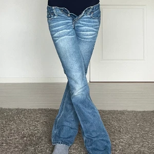 levis - midjemått: 35cm rakt över, innerbenslängd: 80cm 💗 