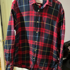 Rutig flannelskjorta. - Marinblå/röd/gul flannelskjorta från these glory days i storlek L. Jättefint skick. Normal i storleken. 
