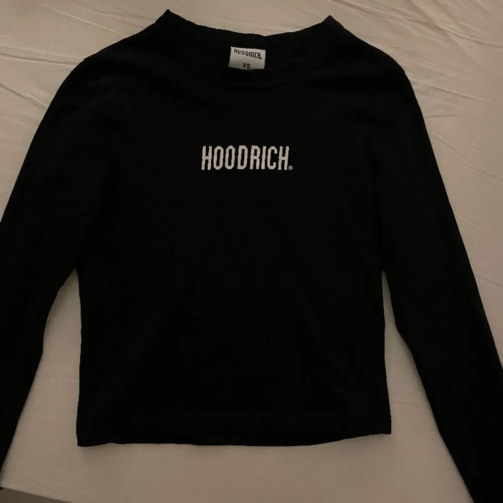 Säljer min Hoodrich tröja då den inte passade mig. Den är endast testad och är alltså i nyskick. Skitsnygg! . T-shirts.