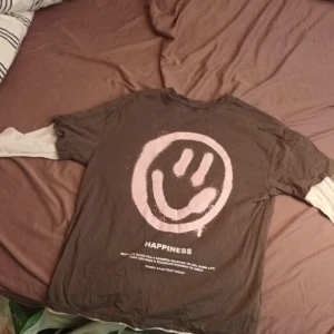 T-shirt med långarmad Smile  - Jag säljer denna tröja,  OBS långärmaden e fast syd i T-shirten 