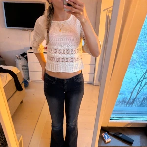 supersöt stickad topp/tröja! - sparsamt använd och så fin stickad tröja från mango! perfekt nu snart till våren🙏🏻storlek xs men sitter som på bilden på mig som har s!