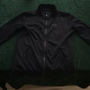 Zlatan zip hoddie - Bra skicka använd fåtal gånger  Säljer pågrund av att den har blivit för liten 