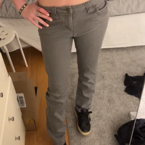 Jeans  - Gråa snygga jeans pris kan diskuteras 