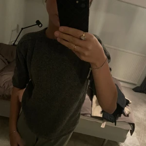 Zara stickad t-shirt  - Stickad t-shirt från Zaras barnavdelning, storlek L så passar Xs/S! Superfin mörkgrå färg💕