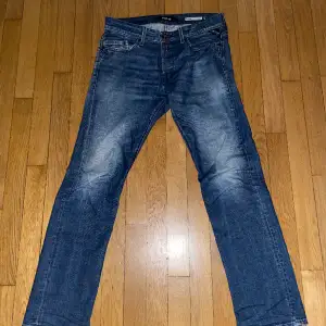 Säljer dessa feta Replay Waitom jeans. Storlek 31/32. Lagat hål på baksidan, syns på bild 3. Köpta för 1800kr.
