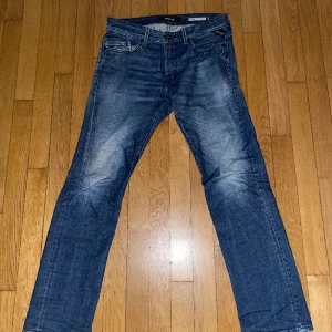 Replay Jeans - Säljer dessa feta Replay Waitom jeans. Storlek 31/32. Lagat hål på baksidan, syns på bild 3. Köpta för 1800kr.