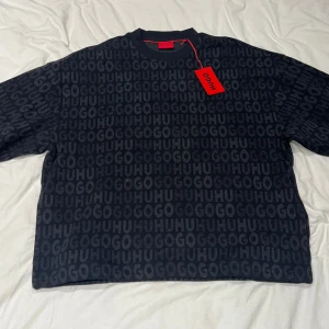 Hugo Tröja  - Fick den som present men eftersom att den är aldelles för stor för mig och ej går att returnera längre så väljer jag att sälja vidare den. Kvitto och original förpackning finns kvar. Storlek L. Helt ny endast testad en gång. 