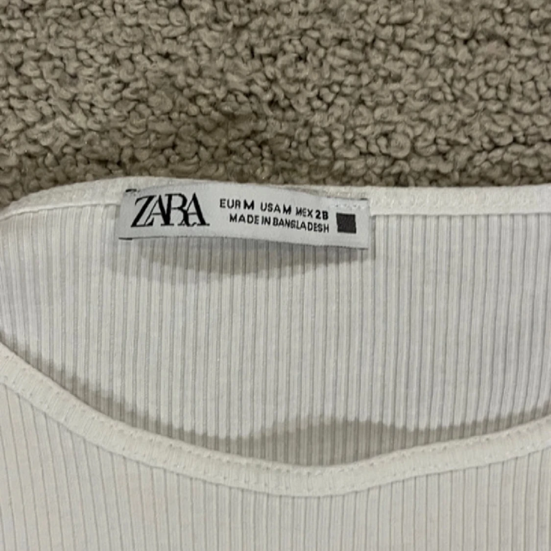 T-shorts med volanger  - 91